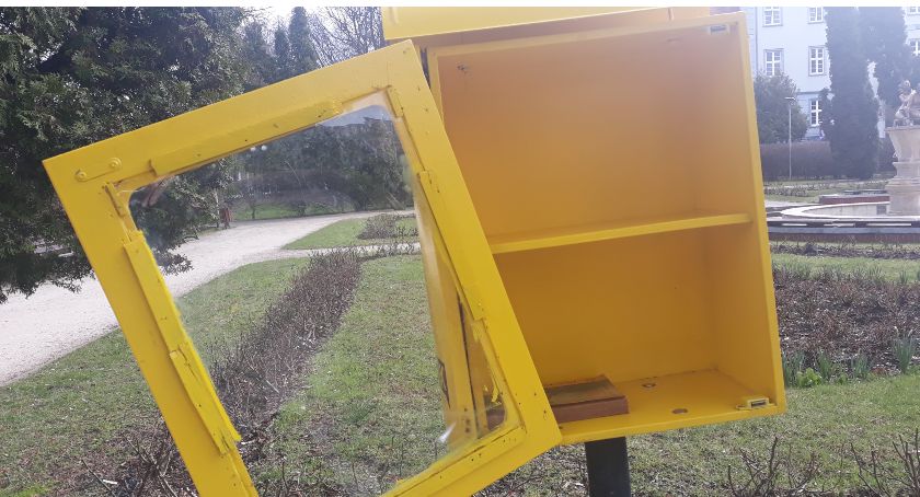Nowa budka bookcrossingowa została zniszczona. Czytelniczka: Czy trzeba od razu wszystko psuć?