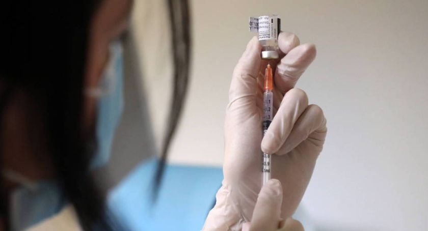 Naukowcy: Południowoafrykański wariant wirusa może zakażać mimo podania szczepionki