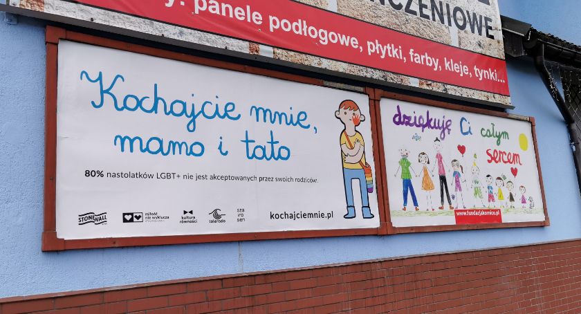 Plakaty LGBT już na ulicach Szczecinka. „Kochajcie mnie mamo i tato