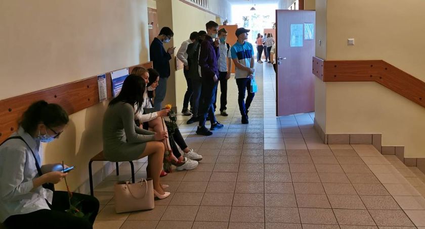 Rząd łagodzi obostrzenia. Uczniowie wracają do szkół!