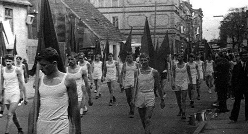 Pokój, dobrobyt, socjalizm... Niewiele z tego wyszło. Pochody pierwszomajowe w Szczecinku