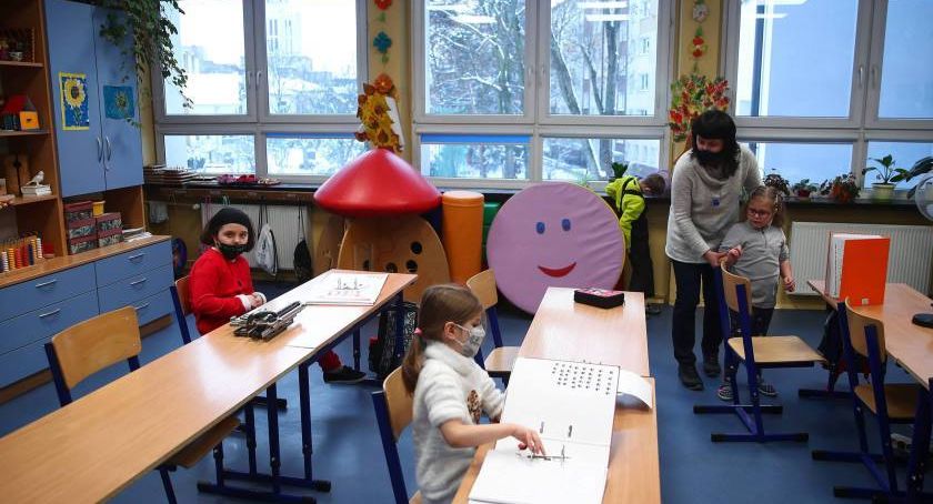 Uczniowie klas I-III wrócili do szkół. Co z resztą?