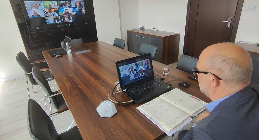 Nauka hybrydowa. Wideokonferencja z dyrektorami szkół