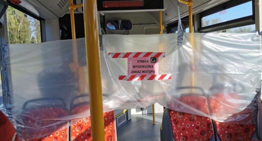 Tłok i ścisk w autobusie. Czytelnik: Po co te karteczki, skoro limity i tak nie są przestrzegane?