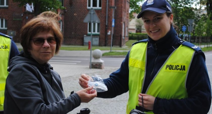 Rowerzysta na drodze. Zamiast mandatów policja w Szczecinku rozdawała odblaski