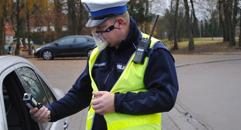 Policja zatrzymuje pijaków. Piłeś - nie jedź!