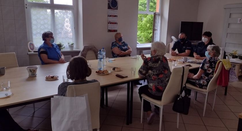 Policjanci na spotkaniu w Klubie Seniora w Wierzchowie
