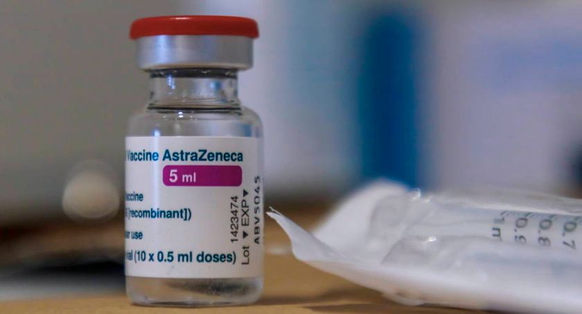 AstraZeneca. Opisano zatory tętnic mózgu po szczepieniu
