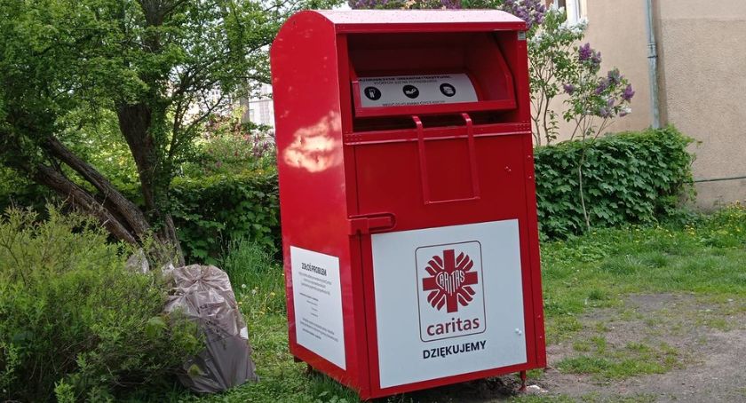 Nowe pojemniki na odzież używaną. Czy teraz na pewno trafi do potrzebujących?