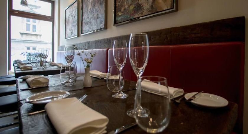 Od piątku otwarte restauracje, baseny, kasyna. Więcej uczestników w imprezach sportowych