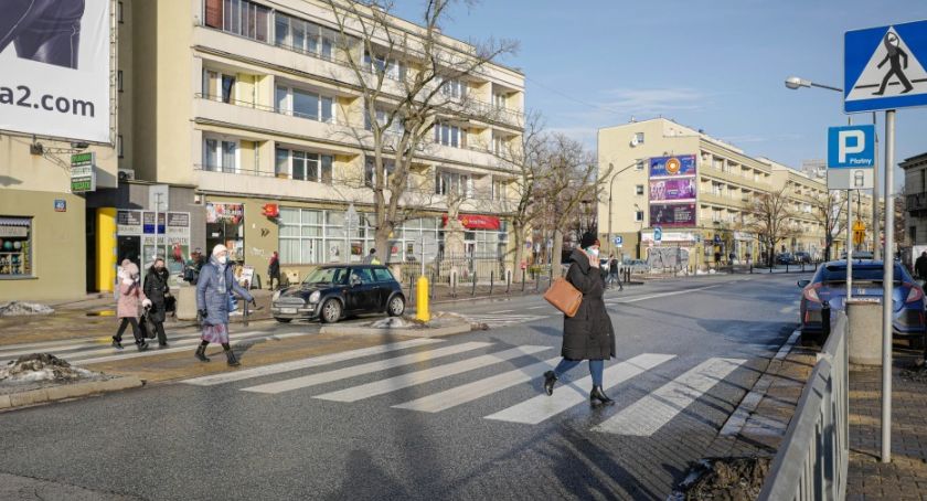 Piesi na pasach. Zakaz rozmów przez komórkę i wysyłania SMS-ów