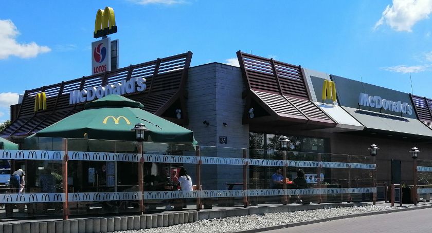 Hamburger za... zaświadczenie o szczepieniu. Chyba kogoś poniosło