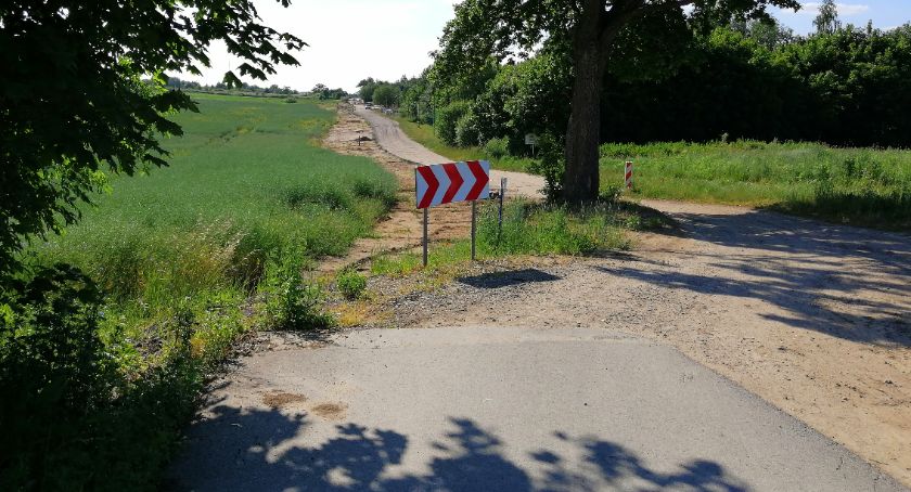 Droga miejska i gminna spotkają się pod klonem. Powstaje ul. B.Prusa
