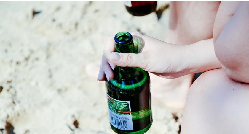 Piwko na plaży albo...denaturat pod sklepem