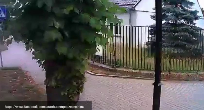 Wielki autobus przeciska się przez skrzyżowanie na Polnej. Tam jest naprawdę wąsko! 