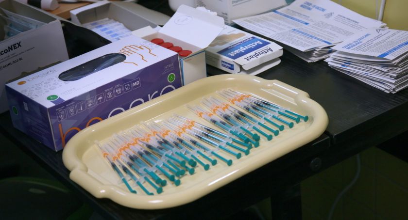 Nie zgłaszają się po drugą dawkę szczepienia. Dlaczego?