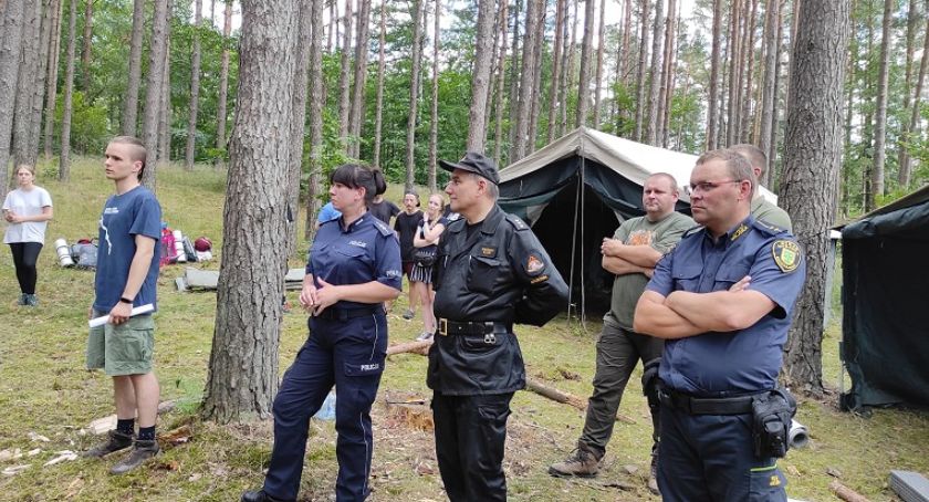 Policjanci sprawdzają harcerskie obozowiska