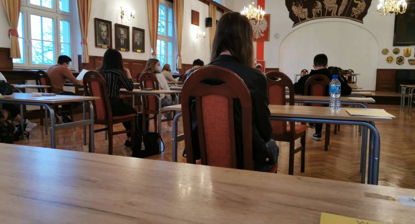 Którym szkołom w powiecie najlepiej idzie z maturami? A którym nie?