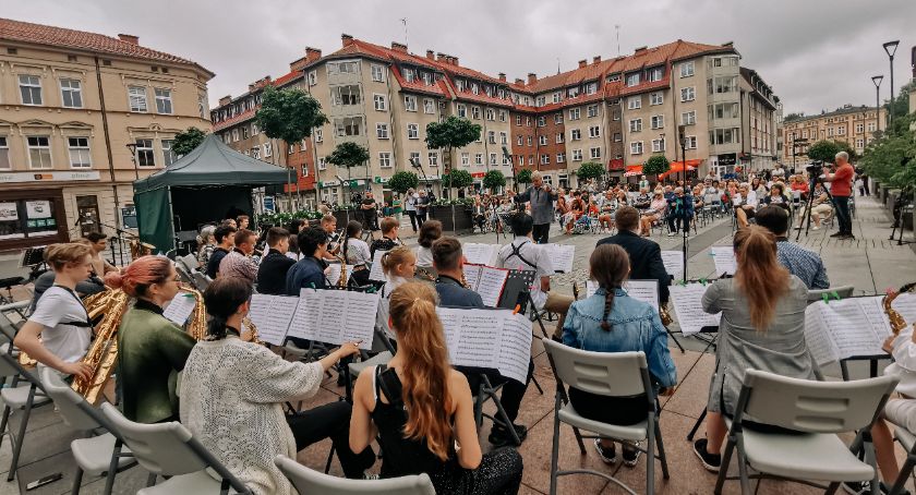 Dziesiątki saksofonów zagrały na placu Wolności