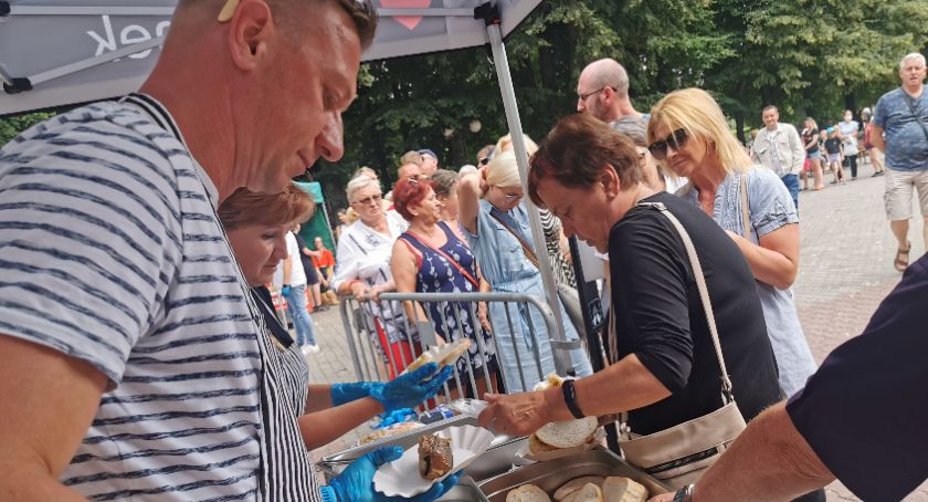 Miała być fiesta rybna, wyszło krótkie rozdawanie rybek przez władzę