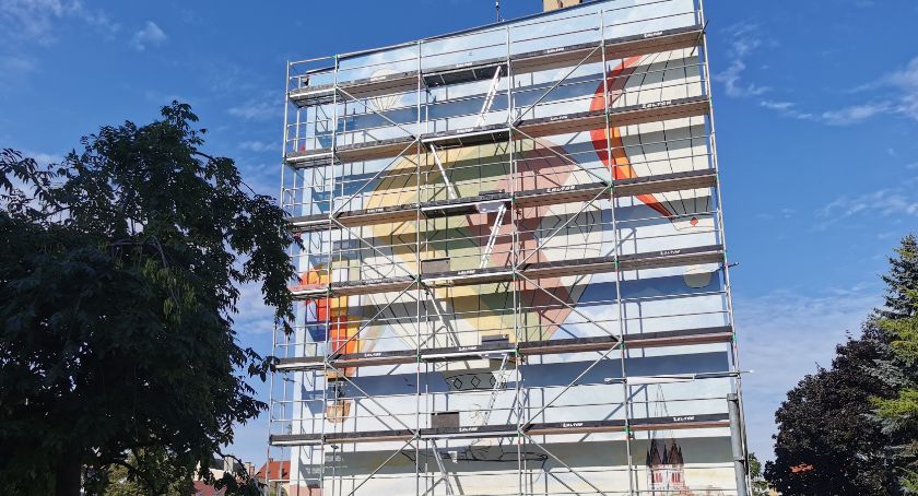 W Szczecinku właśnie powstaje kolejny mural. Będzie ładniejszy od poprzednich?