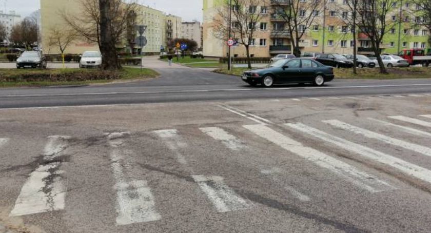 Nowym przejściem dla pieszych na zakupy do Biedronki i Dino