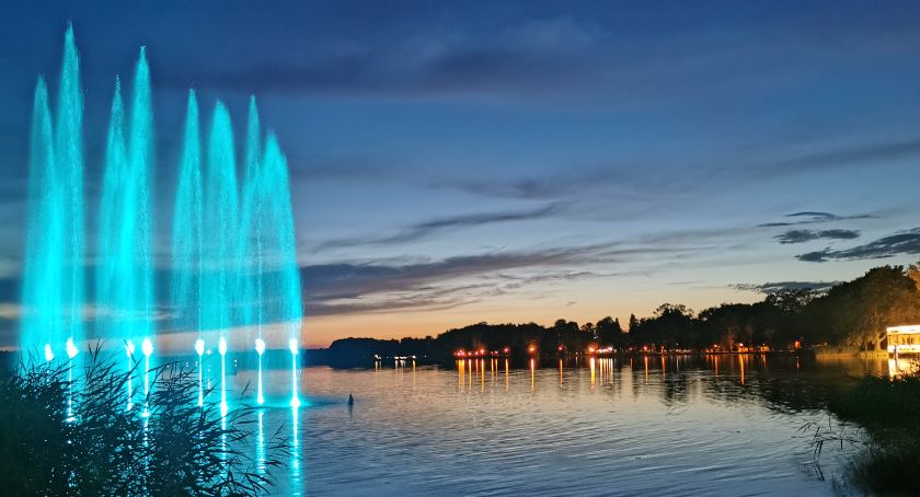 Można przecierać oczy, bo świecą, sikają i pływają. Słynne fontanny na Trzesiecku - już są