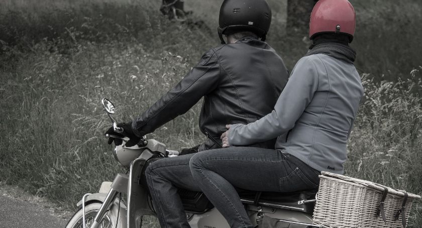 Nietrzeźwy kierował motorowerem, wiózł pijanego pasażera