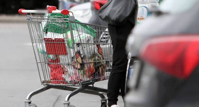 Zakaz handlu w niedzielę. Rośnie liczba przeciwników