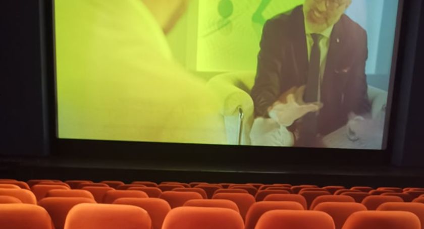 Kino Wolność wyświetla filmy na żółto. Dlaczego?