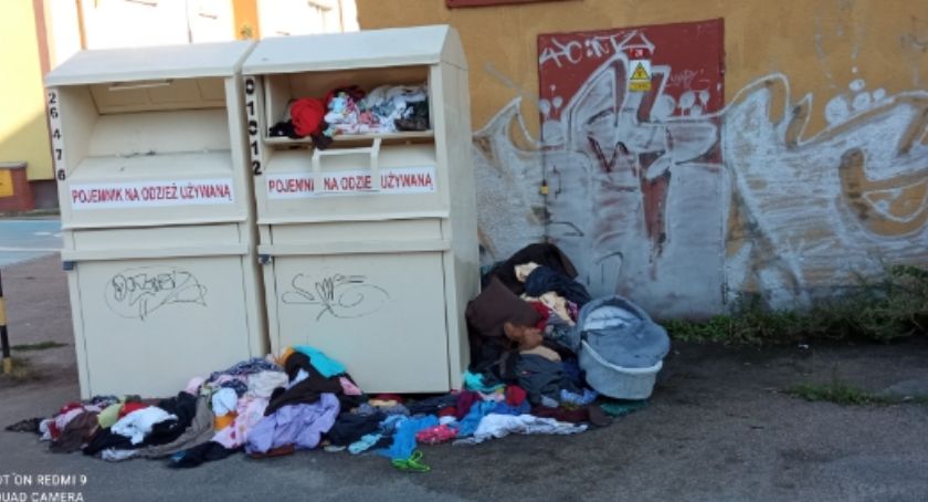 Pojemniki na odzież używaną, czy dzikie wysypiska?