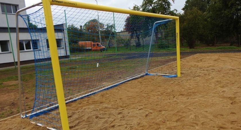Plażowe boisko w „Majami”. Bramki już stoją