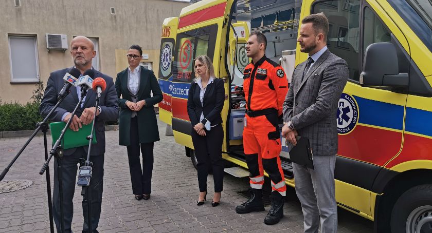 Nowa karetka z oficjałką. Uroczysty pokaz auta i przemówienia