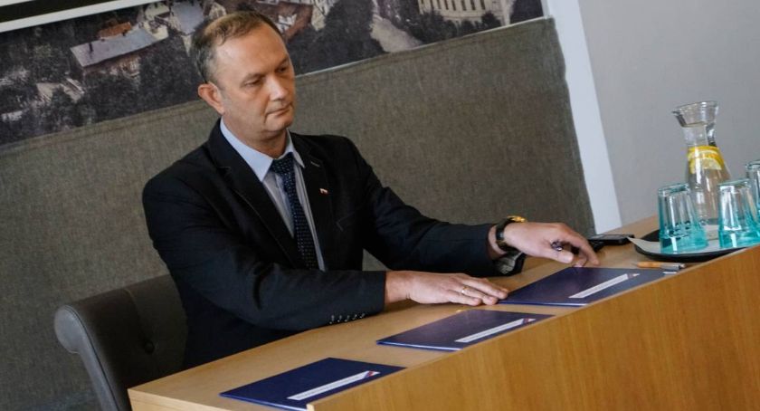 Od radnego do wicewojewody? Radny PiS składa mandat