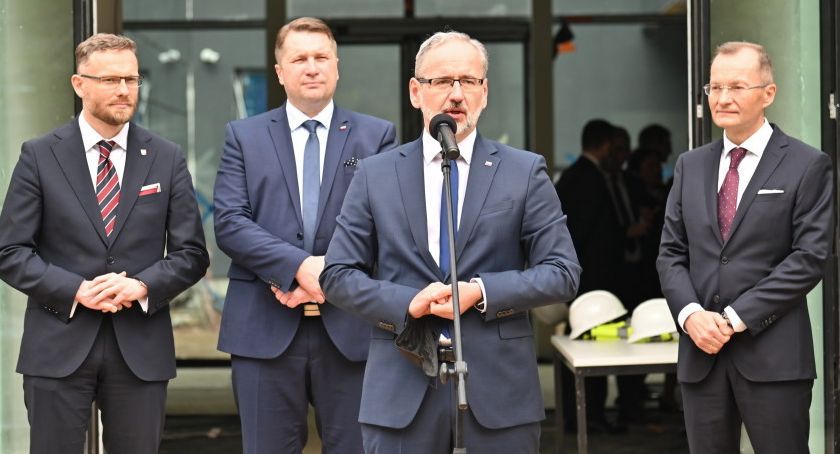 Wszystkich Świętych. Czy cmentarze będą otwarte?