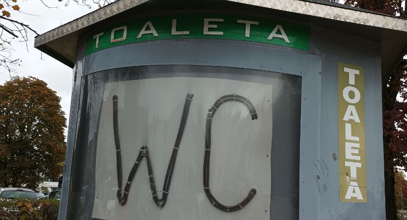 Ciąg dalszy historii z... kupą przed ratuszem. Co zrobić, kiedy nie działa WC?