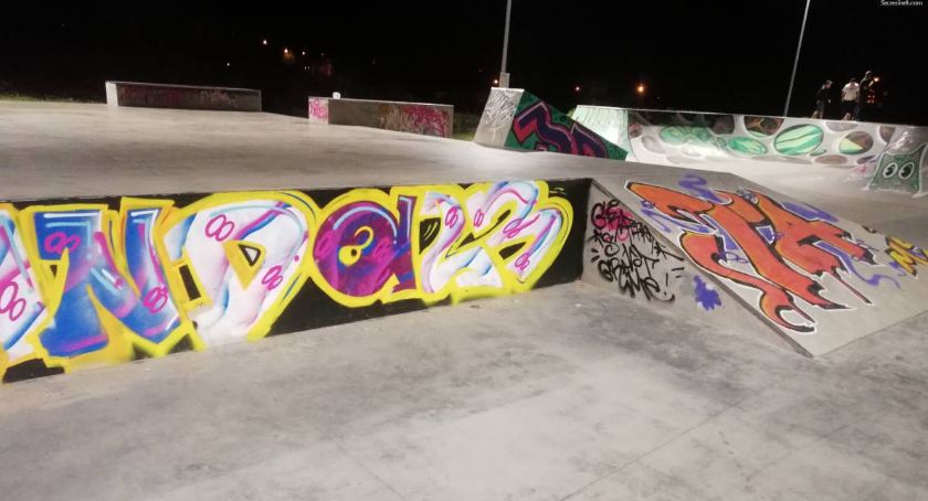 Piwko w skateparku tuż pod okiem kamer. Zły pomysł 