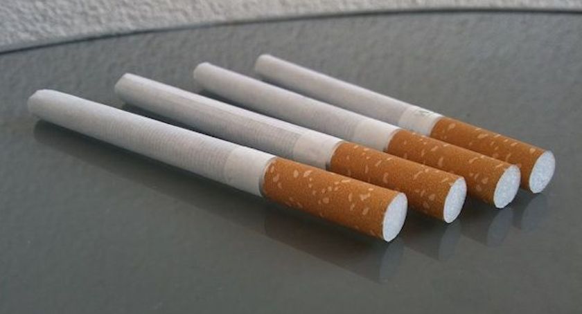 Wyskakują przez okno na fajkę. Plaga palenia papierosów w szkołach