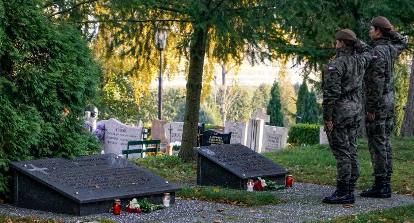 Terytorialsi zadbali o groby i oddali hołd poległym żołnierzom