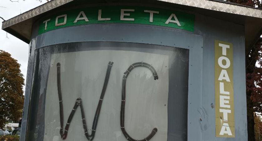 WC jak pułapka. Co zrobić, kiedy zatrzasną się drzwi?