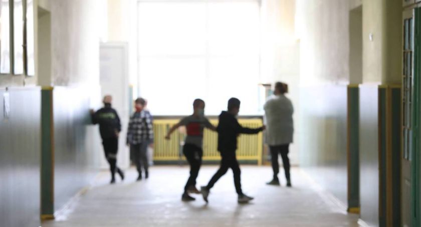 Ekspert: Im gorsza kondycja psychiczna uczniów, tym mniej przestrzegają reżimu sanitarnego