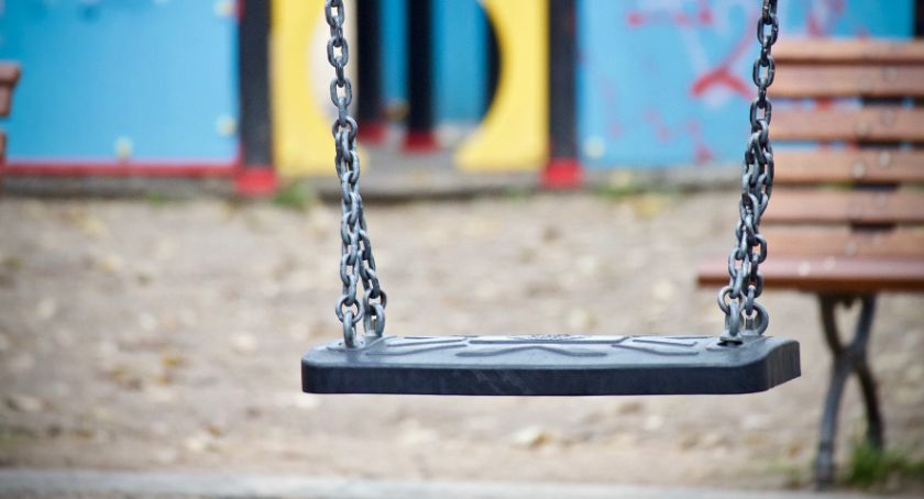 Czujni mieszkańcy reagują. Dlaczego dziecko jest samo na placu zabaw? 
