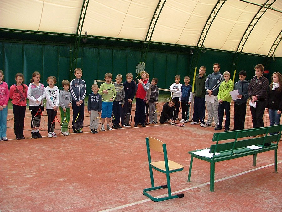 Dzieci bawiły się w tenis ziemny