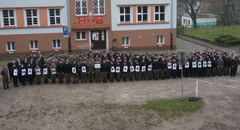 Uczniowie #MuremZaPolskimMundurem