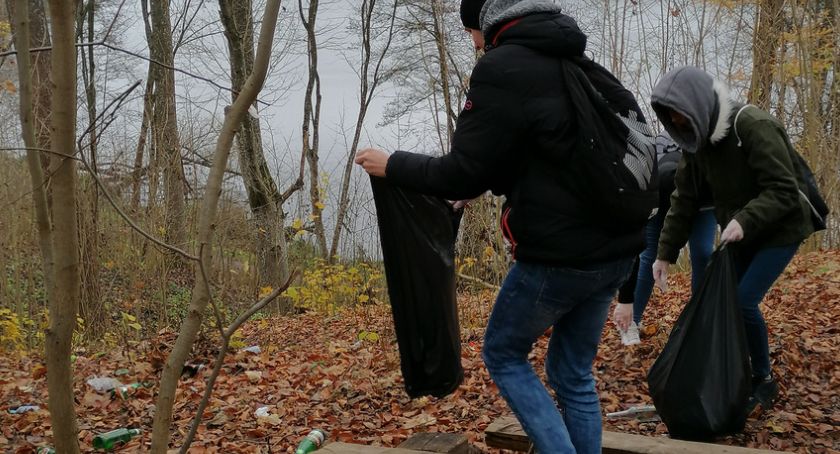 Porządki na Marientronie. Akcja uczniów z „Rolniczaka”
