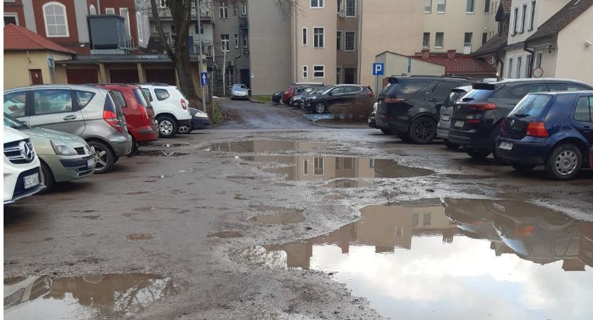 Czytelnik o zalanym wodą parkingu w centrum miasta: Czy tu też powstanie apartamentowiec?