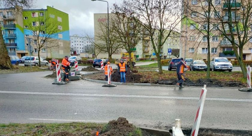 Będzie nowe przejście dla pieszych. Na ul. Narutowicza ruszyła budowa