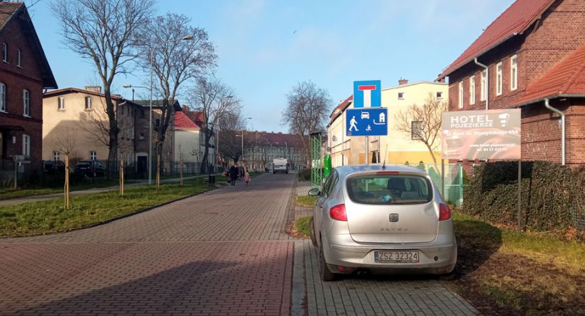 Parkowanie na Dworcowej niemożliwe. Ktoś dzwoni i donosi na Straż Miejską