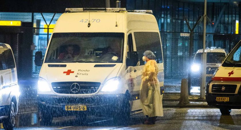 Eksperci o odmianie Omicron: Czekamy na dokładniejszą ocenę ryzyka