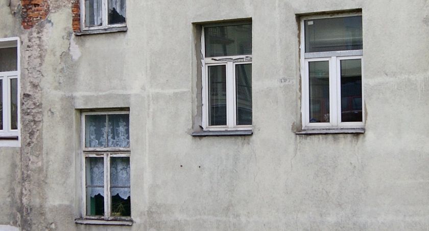 Mieszka z chorą matką i dwójką dzieci, ledwo wiąże koniec z końcem. Czy mieszkanie naprawdę jej się nie należy?